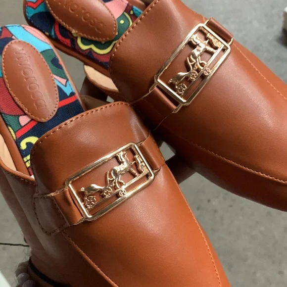 Women’s Gold Buckle Detail Backless Loafer im Brown Faux Leather - Flat Mules - Picture 2 of 7